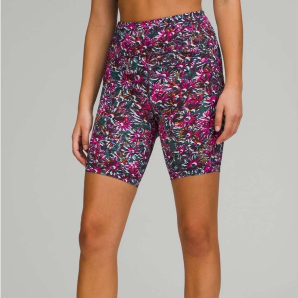 Lululemon Swift Speed High-Rise Short 8"
Floral Electric Multi